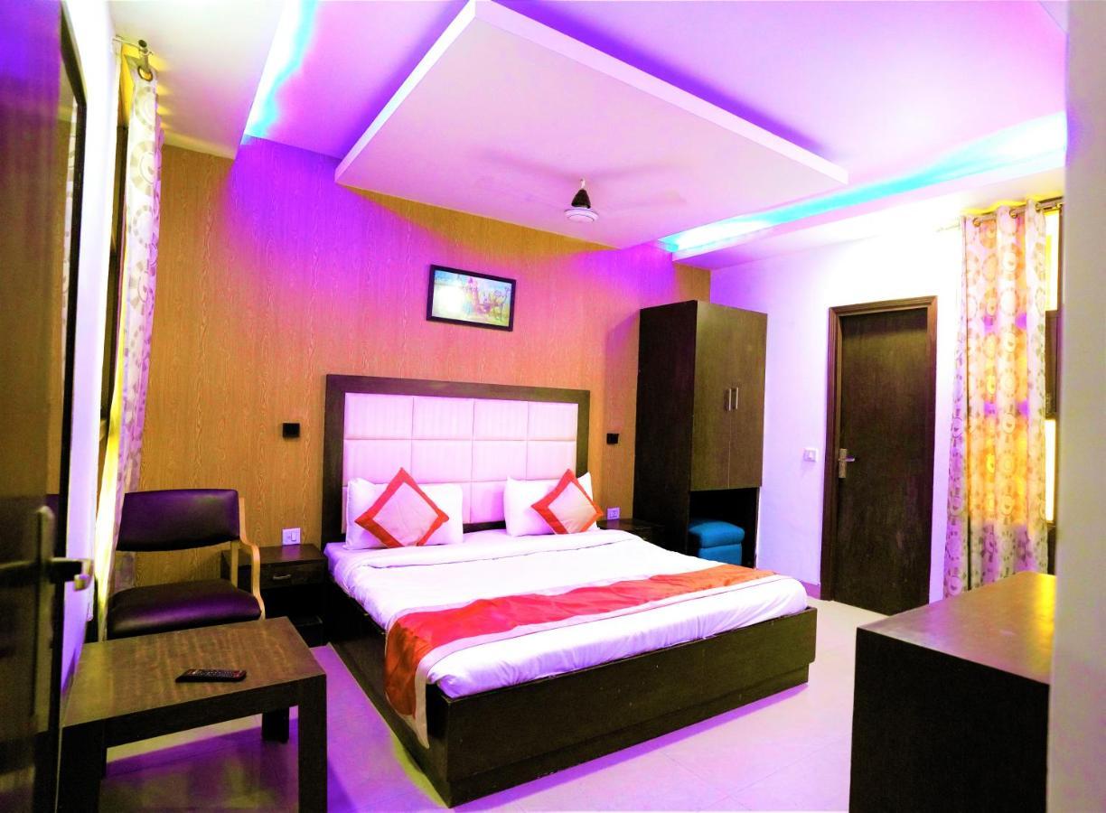 Hotel The Rts Plaza Nuova Delhi Esterno foto