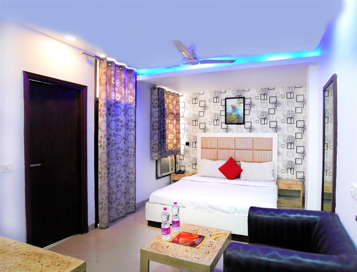 Hotel The Rts Plaza Nuova Delhi Esterno foto
