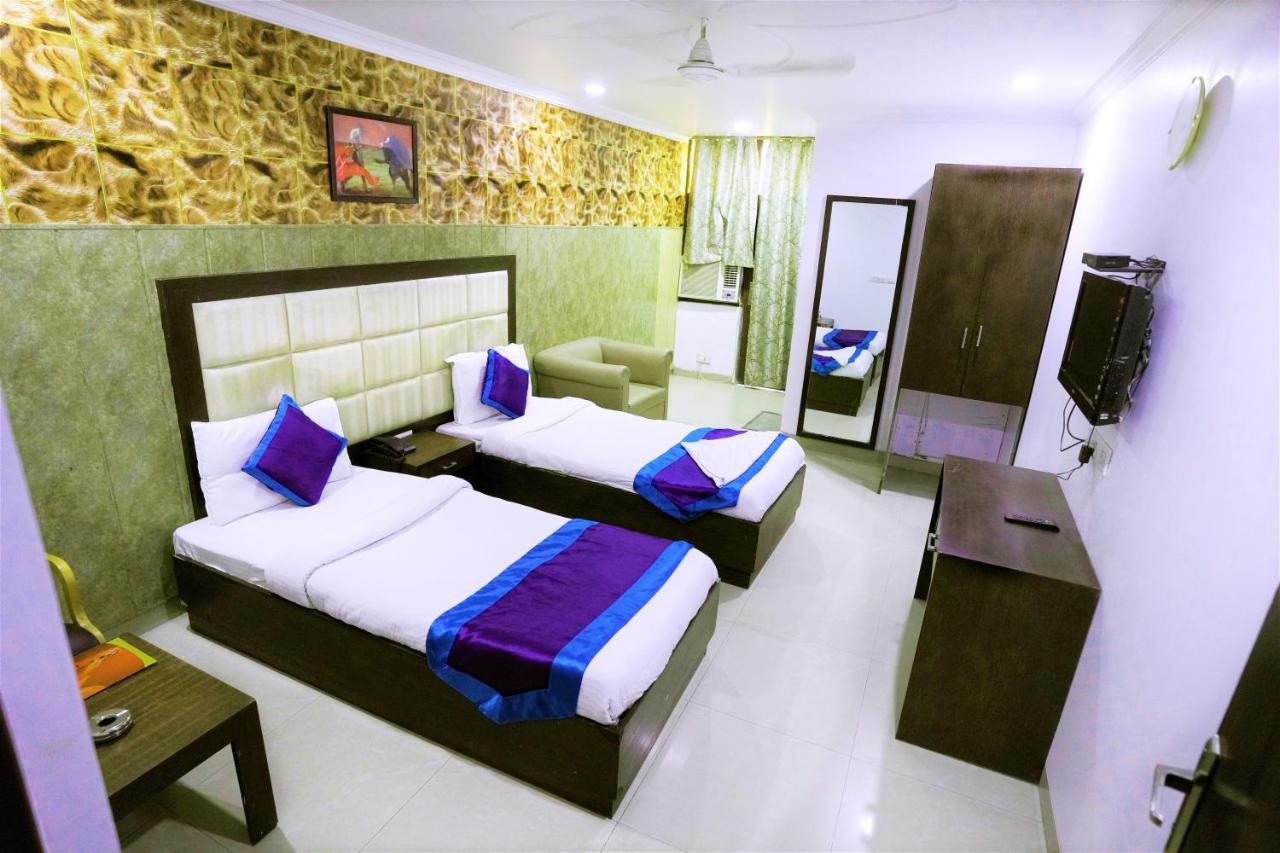 Hotel The Rts Plaza Nuova Delhi Esterno foto