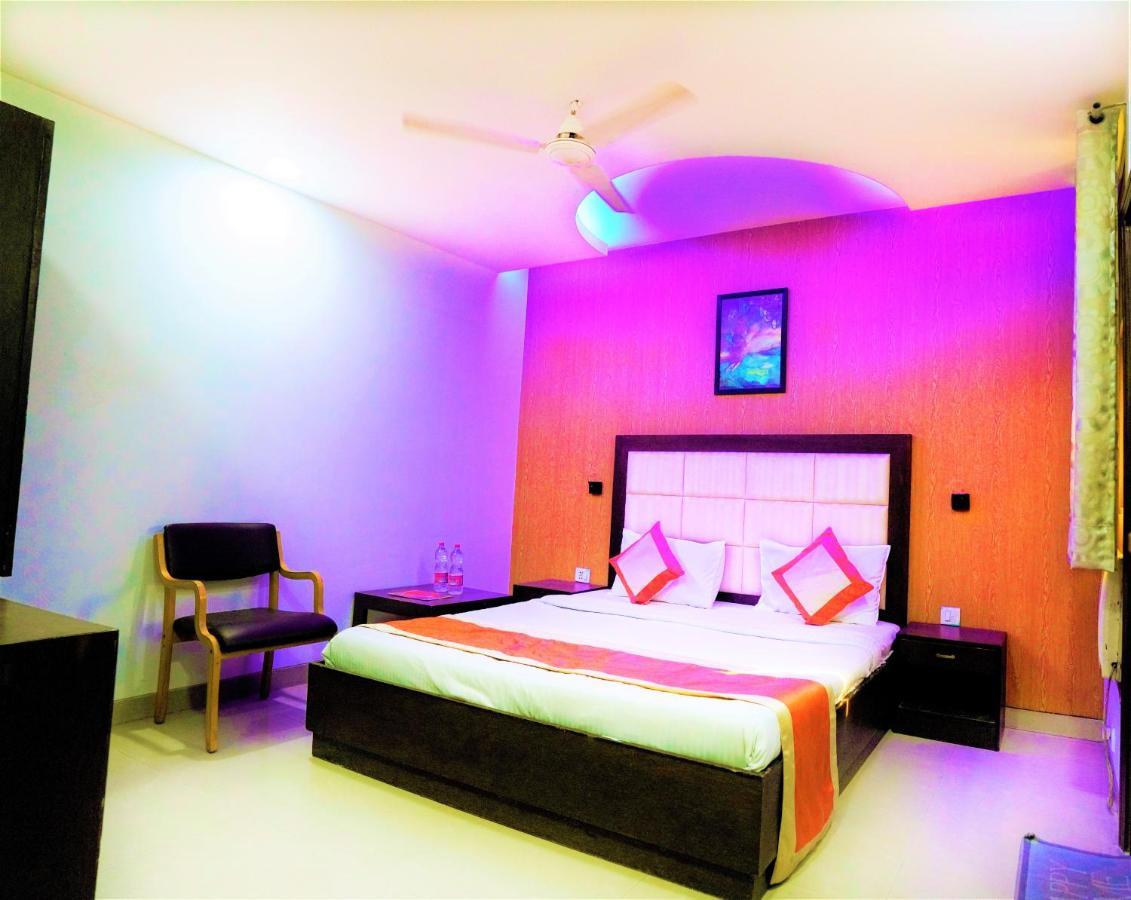 Hotel The Rts Plaza Nuova Delhi Esterno foto