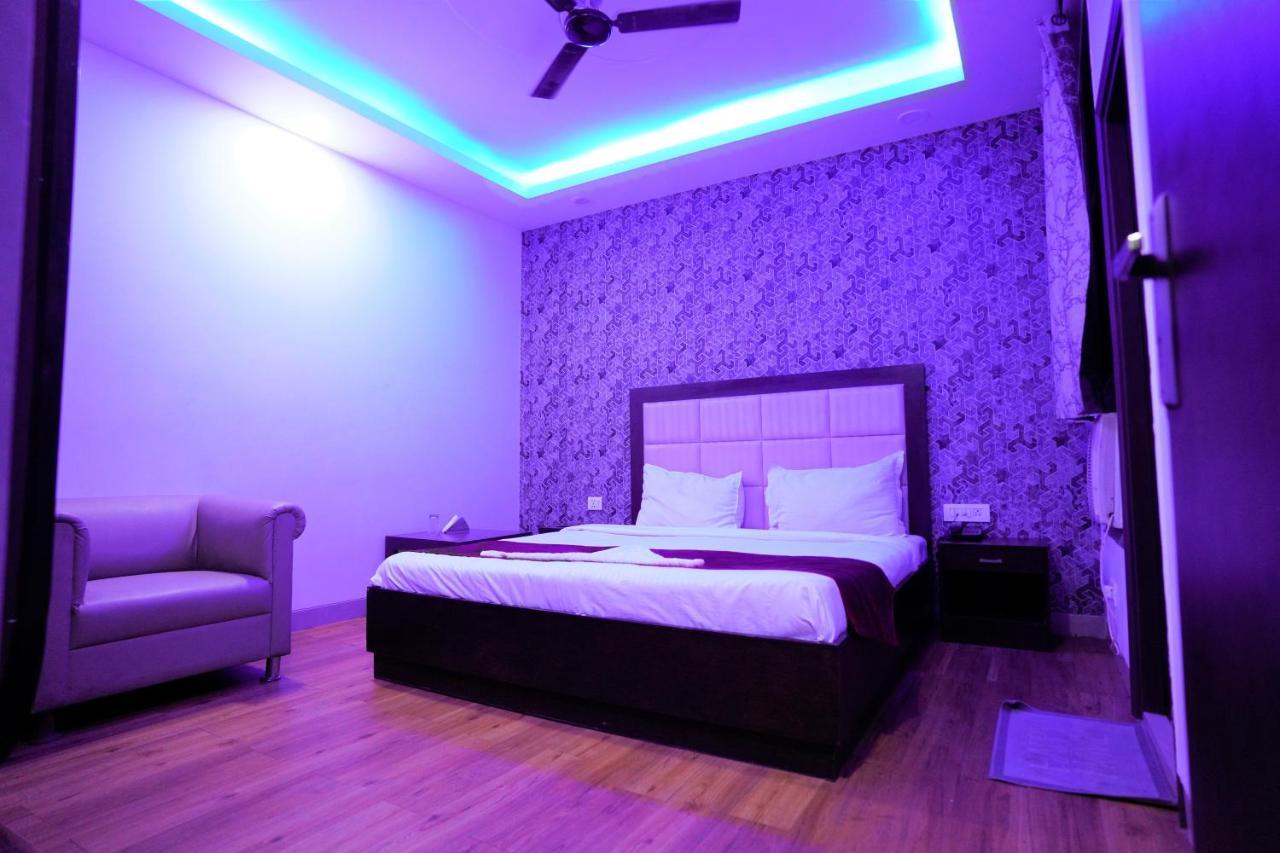 Hotel The Rts Plaza Nuova Delhi Esterno foto