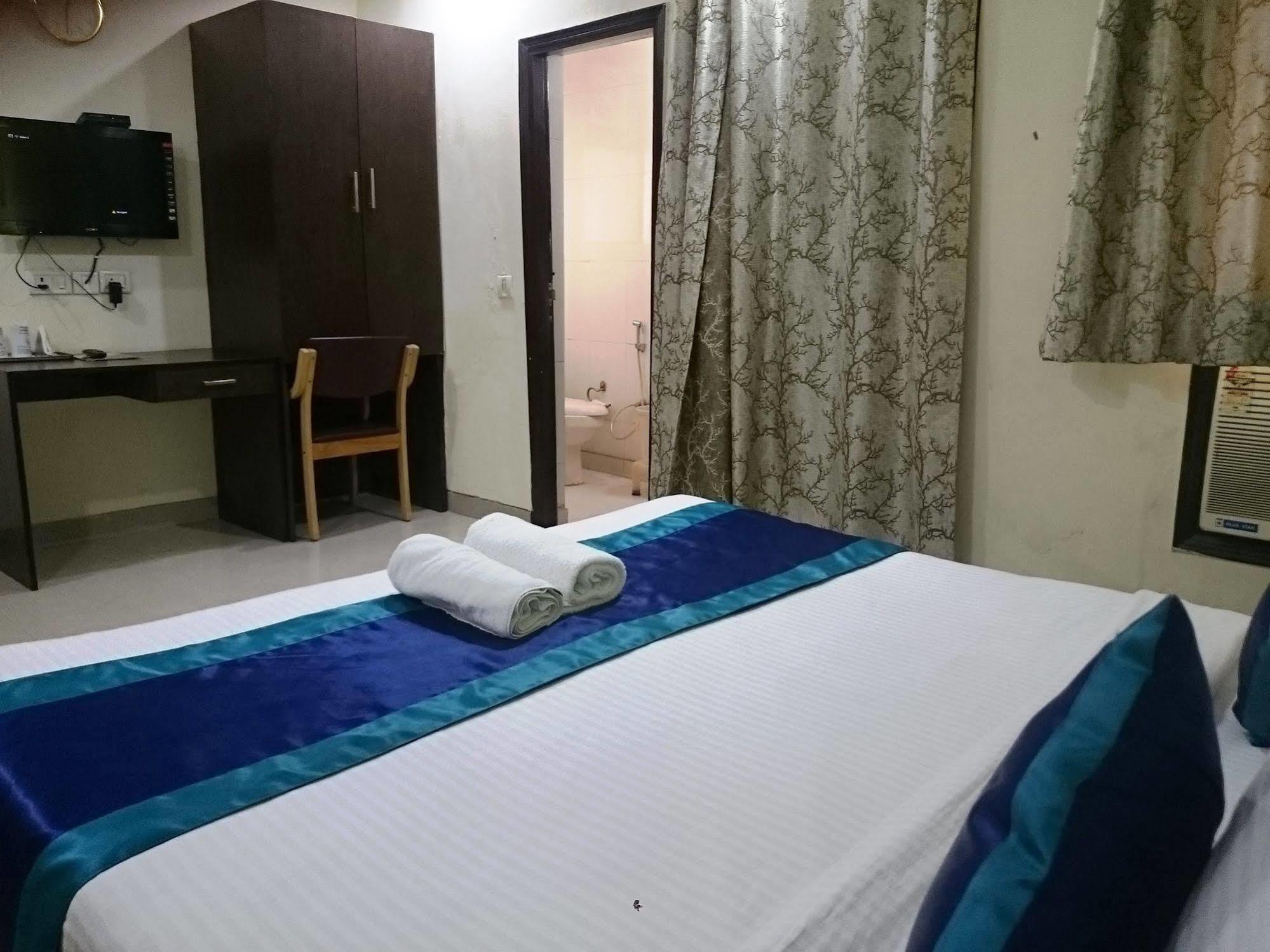 Hotel The Rts Plaza Nuova Delhi Esterno foto