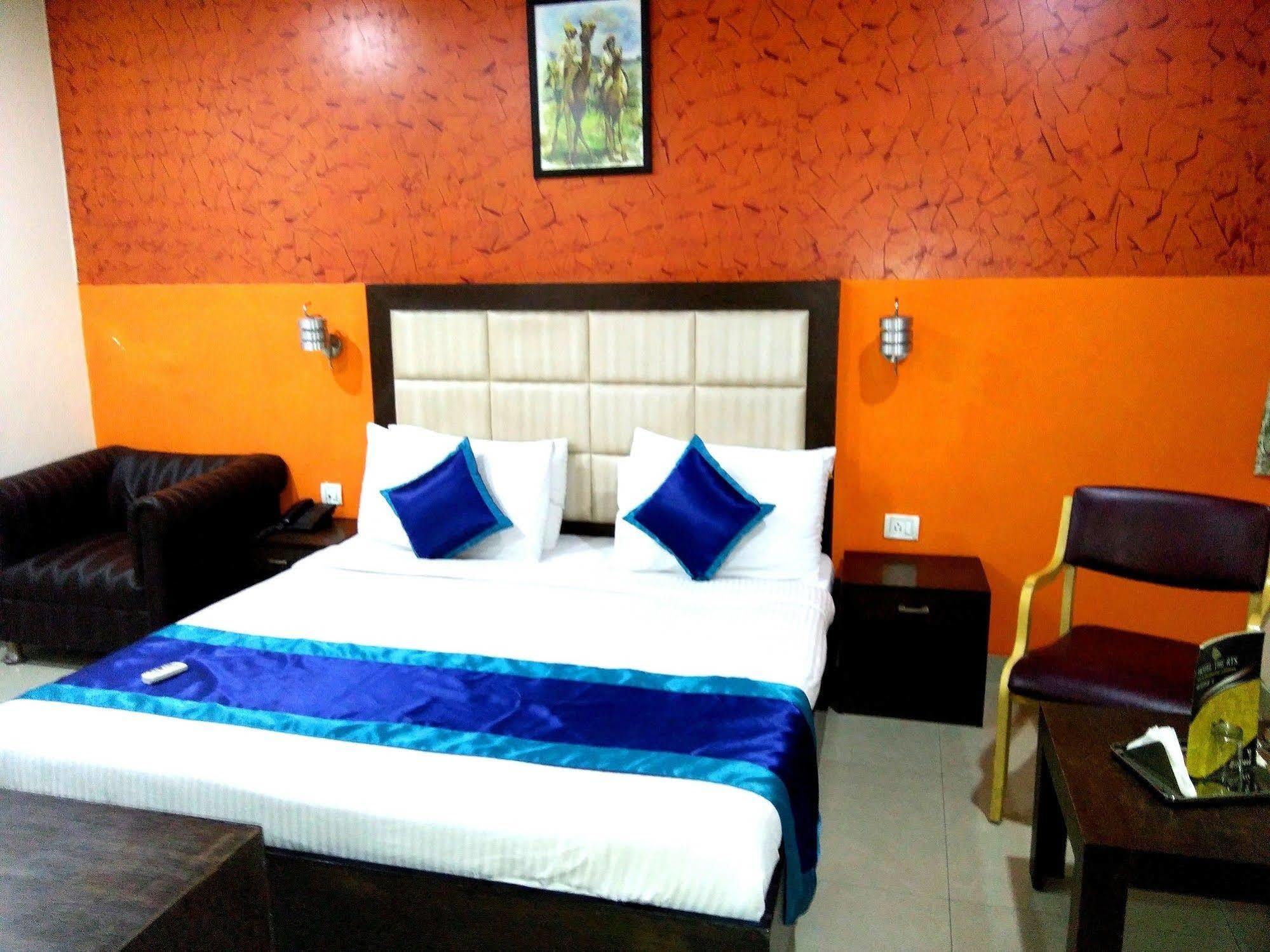 Hotel The Rts Plaza Nuova Delhi Esterno foto