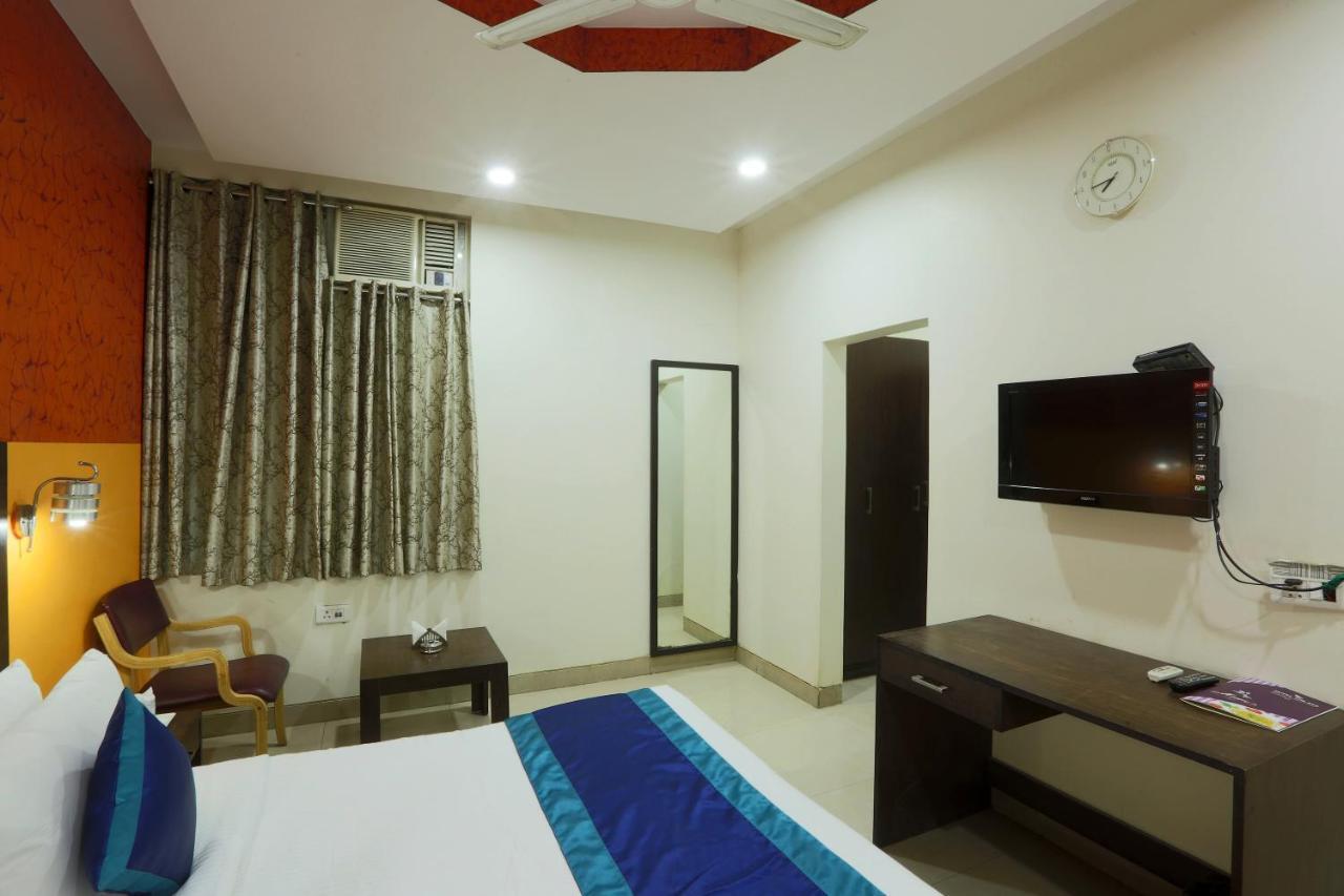 Hotel The Rts Plaza Nuova Delhi Esterno foto