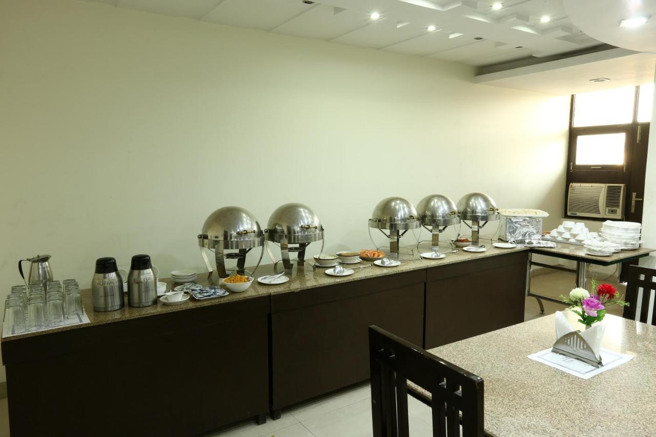 Hotel The Rts Plaza Nuova Delhi Esterno foto